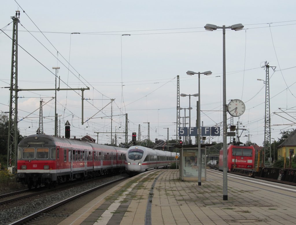 Kleines Zugtreffen am 14. August 2012 in Lichtenfels: Whrend links eine n-Wagen Garnitur gerade als RE aus Sonneberg einfhrt, durchfhrt in der Mitte ein ICE-T den Bahnhof in Richtung Nrnberg. Rechts zieht 185 200-3 noch einen Flachwagenzug durch Lichtenfels in Richtung Kronach.