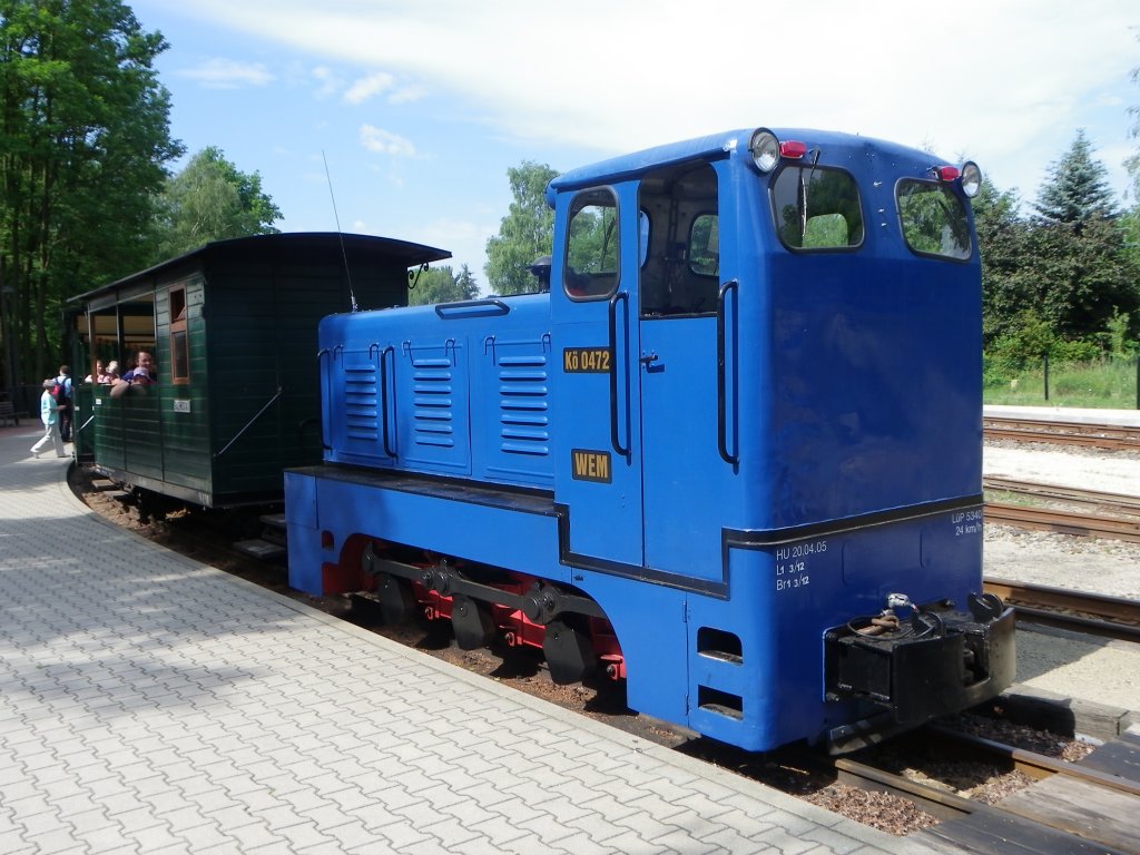 K 0472 (LKM Babelsberg 250 480 / 1969) steht im Sommer 2012 mit einem Zug abfahrtbereit im Kleinbahnhof von Weiwasser (sorbisch: Bela Woda)