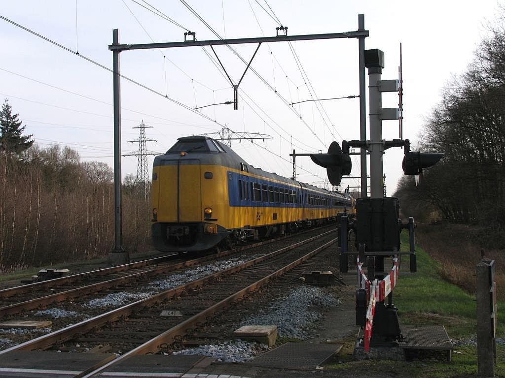 Koploper 4221 und eine weitere Koploper mit IC 727 Schiphol-Groningen bei Herfte am 2-4-2010.