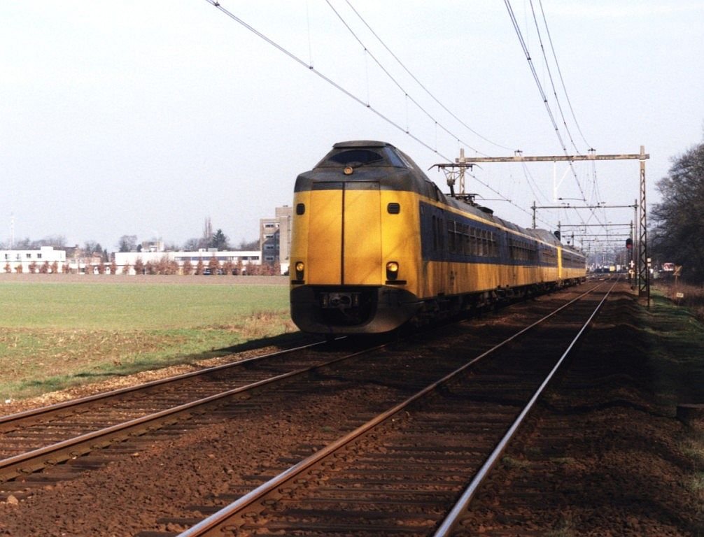 Koplopers 4077 + 4094 mit Eilzug 3647 Zwolle-Roosendaal bei Dieren am 12-3-1999. Bild und scan: Date Jan de Vries.