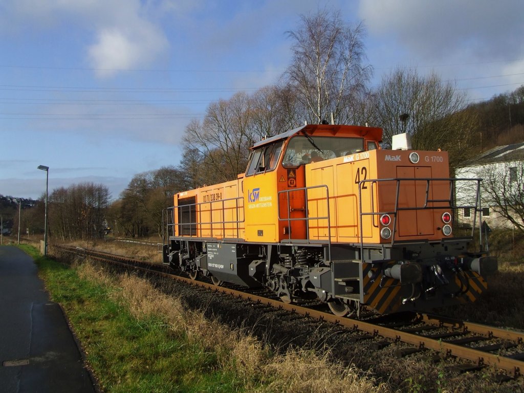 Kreisbahn Siegen-Wittgenstein  (KSW)  Lok 42, eine Vossloh G 1700 BB (F.-Nr. 1001108, Baujahr 2001) fhrt am 04.12.2009 in Neunkirchen-Struthtten, auf Kreisbahn eigenem Gleis, in Richtung Herdorf. In Herdorf unterhlt die KSW eine eigene Verschiebegleisanlage mit Anbindung an die DB Gleistrecke Betzdorf-Dillenburg (KBS 462).