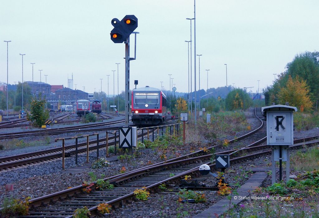 Kurz bevor die 218er mit RE am Abend nach Hof kommt, fhrt ein 628 auf die Nebenbahn nach Bad Steben. Hier in der herbstlichen Ausfahrt von Hof Hbf, 6.10.2010.