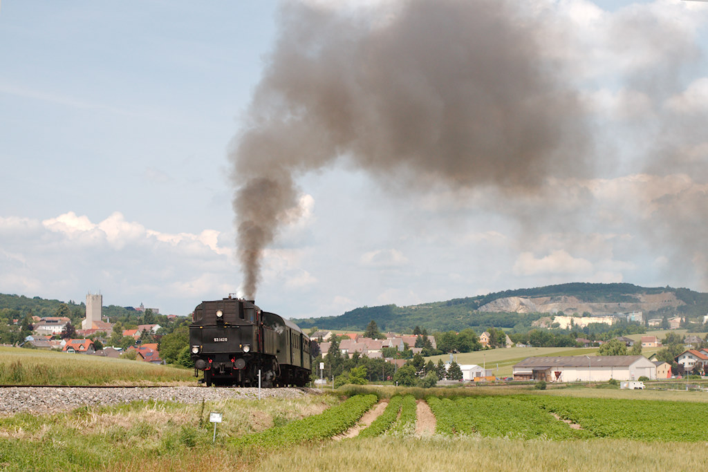 Kurz nach der Ausfahrt aus Ernstbrunn kmpft sich die 93.1420 mit ihrem Zug den Anstieg hinauf. (29.06.2013)