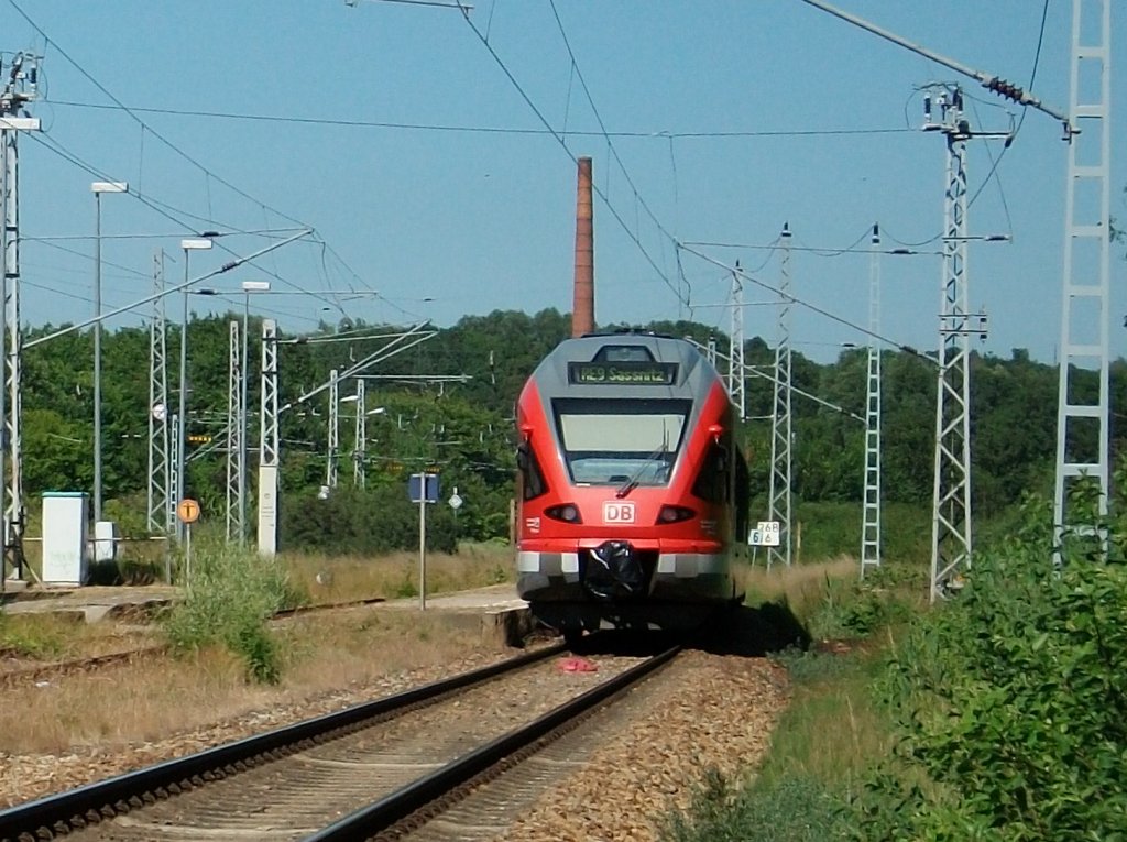 Kurzer Halt fr den 429 028  als RE Lietzow-Sassnitz am 14.Juli 2010 in Sagard.