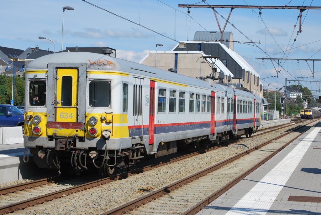 L-Zug Spa-Welkenraedt bei der Ankunft (Triebwagen der Baureihe AM 66 der SNCB). Foto vom 05.09.10