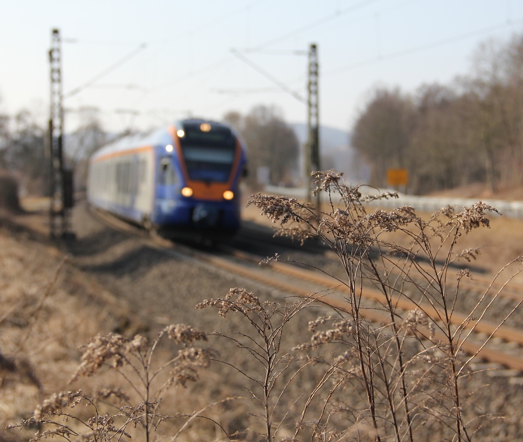 Lang dauert's nicht mehr, dann wird auch die Natur endlich wieder bunt. So blieb am 06.03.2012 bei diesem Bild die Cantus-Bahn als R7 nach Eschwege der fast einzige Farbklecks. Aufgenommen zwischen Wehretal Reichensachsen und Eschwege West.