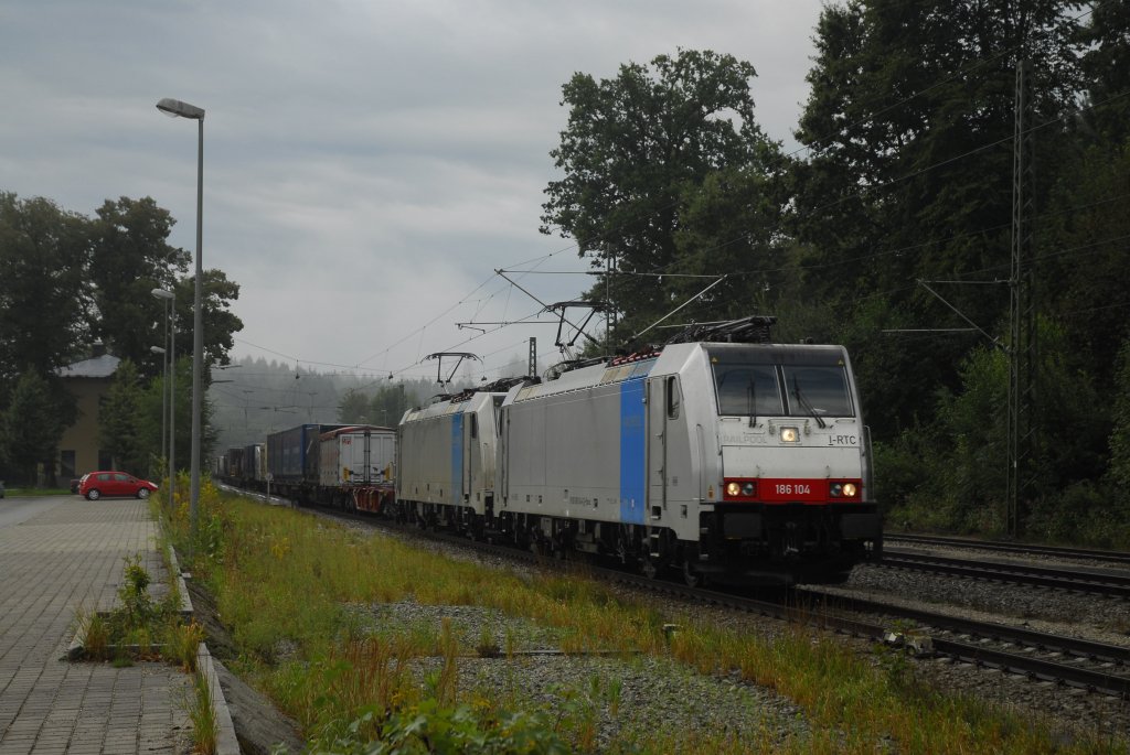 ..laut wetterbericht sollte es den Tag schn werden aber nein es hat geregnet!:-(naja geht trotzden noch hier zwei 186 von Lokomotion in Aling.