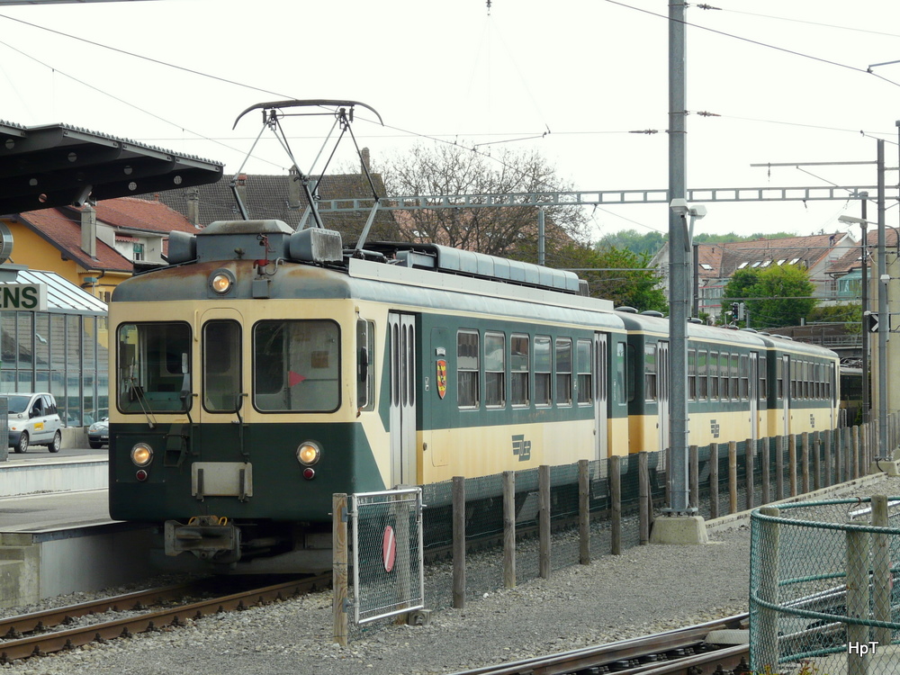 LEB - Pendelzug mit dem Triebwagen Be 4/4 27 im Bahnhof von Echallens am 19.05.2010