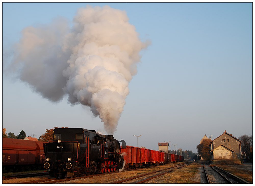 Leerrbe VG 75012 von Hohnau nach Mistelbach, am 31.10.2009 mit B&B 52.7612 bespannt, bei der Ausfahrt aus Dobermannsdorf.