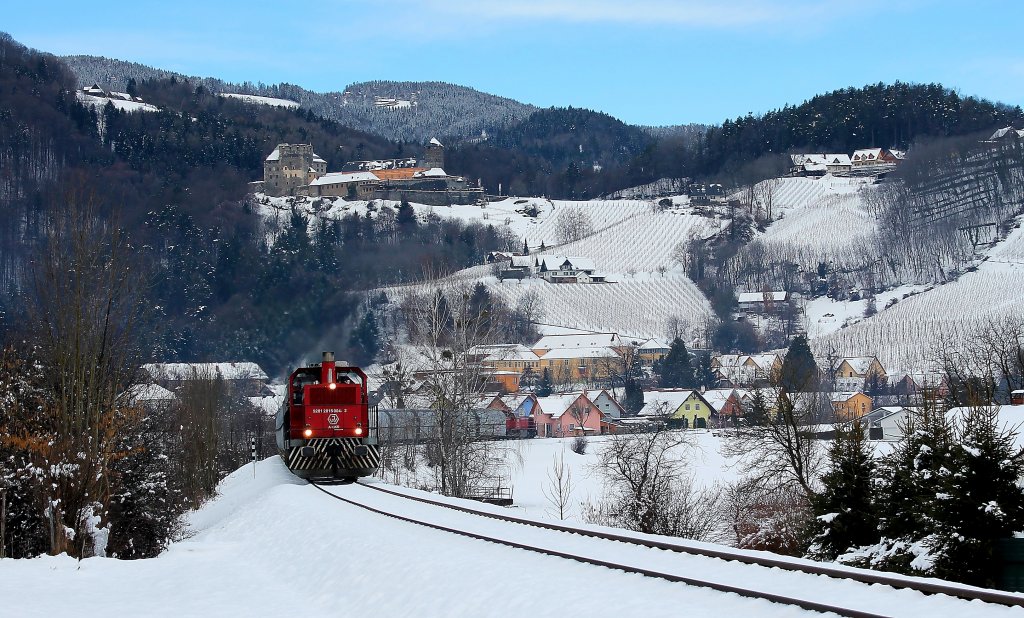 Leider werden Fahrplne nicht nach Fotografen gestalten ( meistens halt ) und schon gar nicht nach Sonnenstunden , denn schon eine halbe Stunde nach der Vorbeifahrt von G8533 ( Zug-Tfz DH1500.6/Vorspann-Tfz Dh1500.4 / Nachschiebe-Tfz DH 1700.1/ 1600 Tonnen Perlkies) strahlte die Sonne auf die Burg deutschlandsberg am 19.03.2013