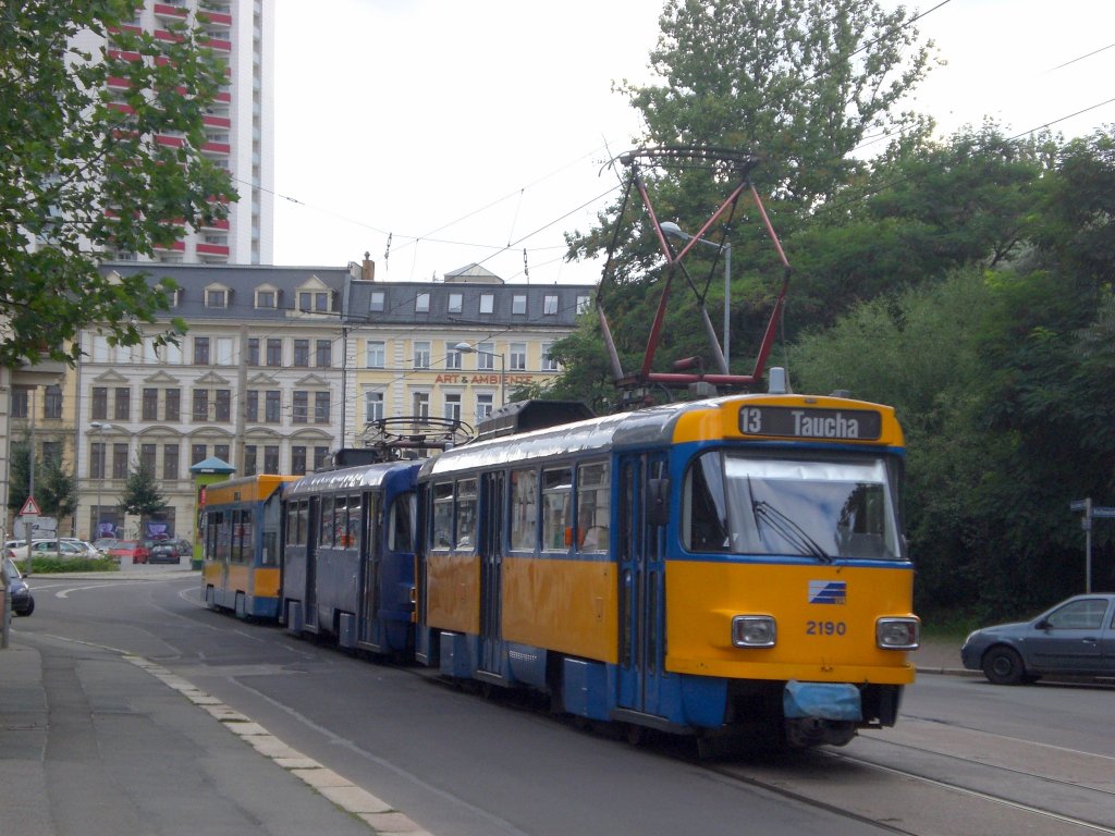 Leipzig: Straenbahnlinie 13 nach Taucha An der Bergmhle an der Haltestelle Zentrum-Ost Hofmeisterstrae.(25.8.2010)