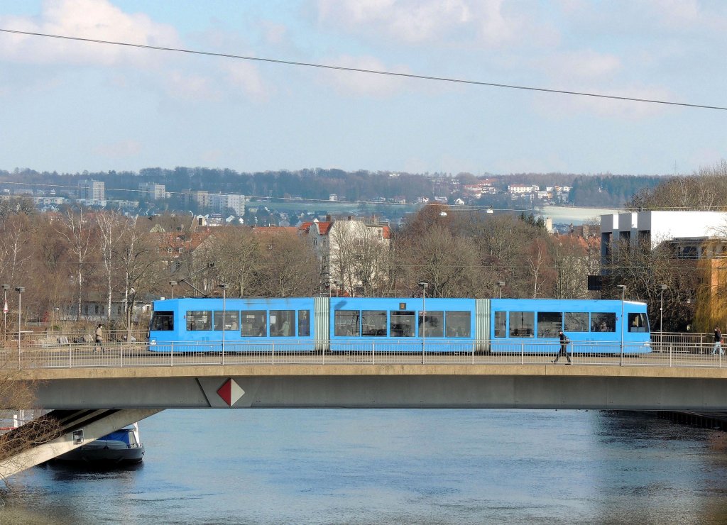 Linie 8 berquert die Fulle am 10.02.2013 in Richtung Innenstadt.