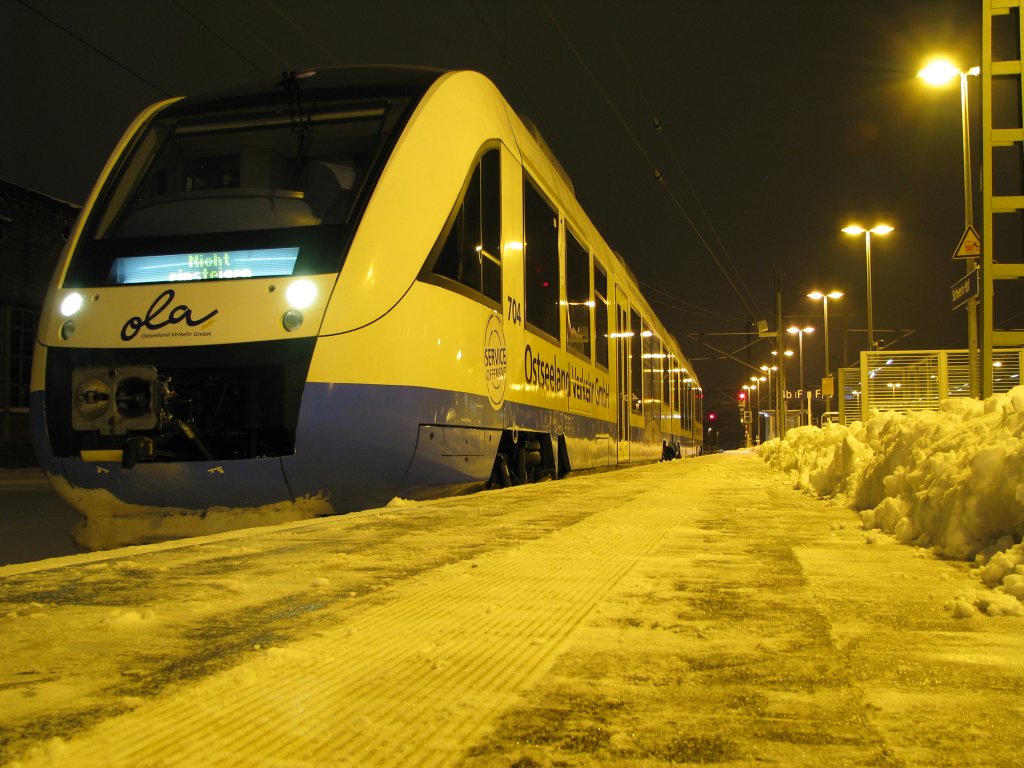Lint VT 704 der OLA im Winter am 01.02.2010 am germten Bahnsteig 4 der Schweriner HBF