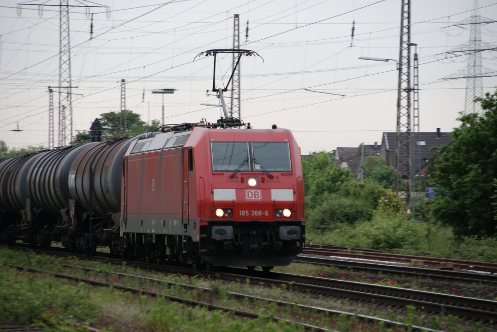 Lintorf, 26.5.´10: BR 185 388-6 fhrt mit Kesselzug in Rchtg. Dsseldorf.