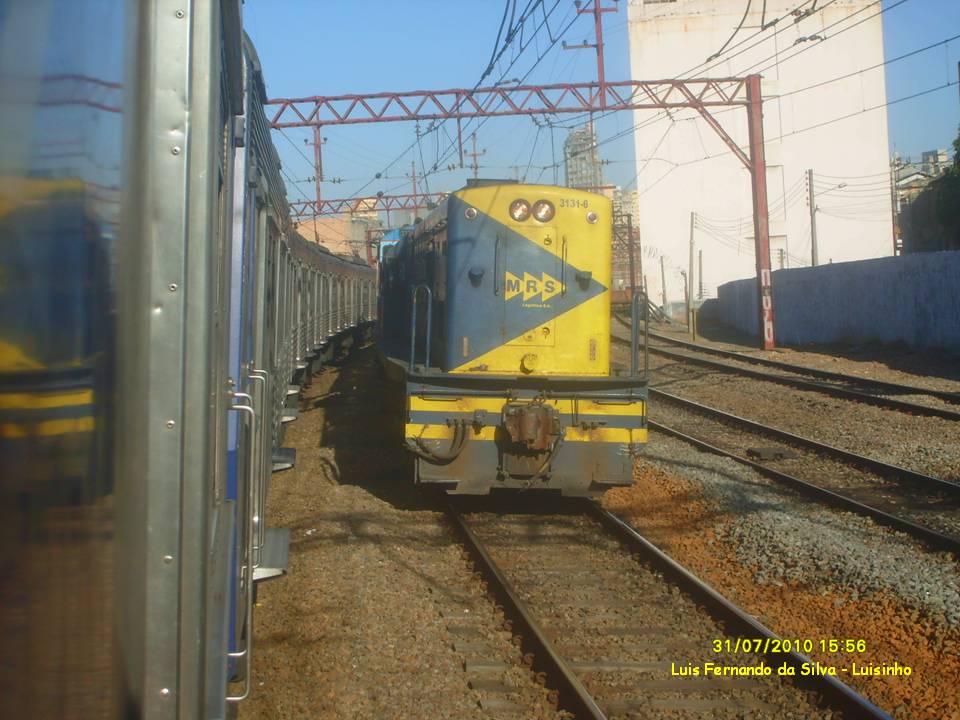 Locomotiva U20C da MRS Logistica com uma composio de carga cruza os trilhos da linha 7 d CPTM prximo a estao Luz no centro de So Paulo. Bitola de 1600 milmetros.

MRS Logistica U20C Lok mit einem Composite Last Linie berquert die Gleise der 7 d CPTM Station nahe dem Licht in der Innenstadt von Sao Paulo.Gauge von 1600 mm.

MRS Logistica U20C locomotive with a composite load line crosses the tracks of the 7 d CPTM station near the Light in downtown Sao Paulo.Gauge of 1600 mm.

(bersetzt von Google, translated by google)