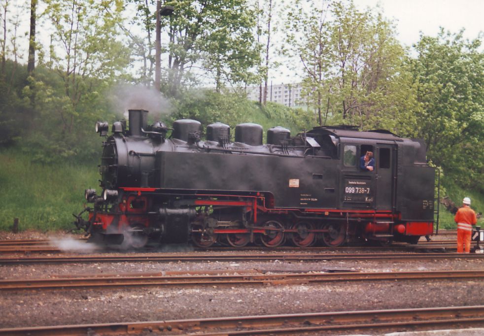 Lok 099 738 hat am 02.06.1994 den Bf Oberwiesenthal erreicht und 
rangiert im Bw Bereich.
(Scann von Org.Foto)