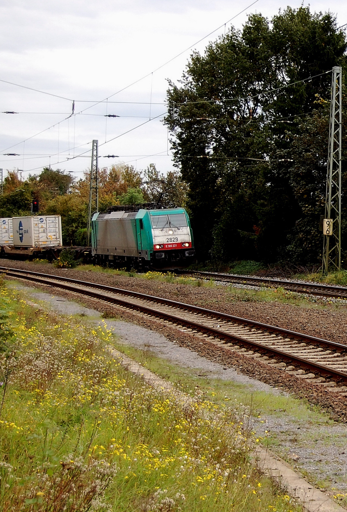 Lok 2829 der COBRA mit einem Containerzug im Bahnhof Boisheim. Das Ziel der 186 221-8 sind die Niederlande, da sie auf dem Weg nach Venlo ist.