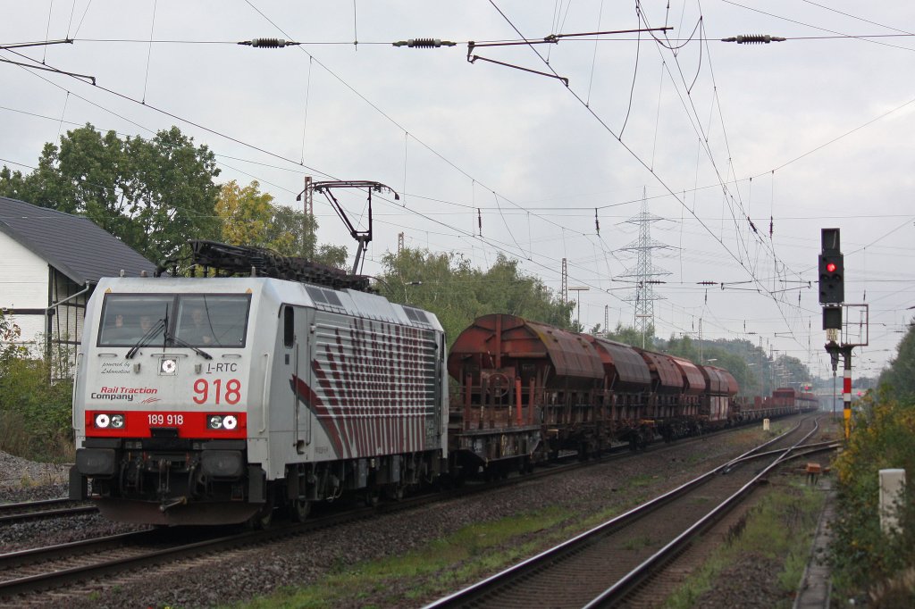 Lokomotion 189 918 am 7.10.12 mit einem Schrottzug von Gelsenkirchen-Bismarck nach Mnchen bei der Durchfahrt durch Ratingen-Lintorf.Die Wagen gingen nach Romnien.
Gru an Eric ;-)

