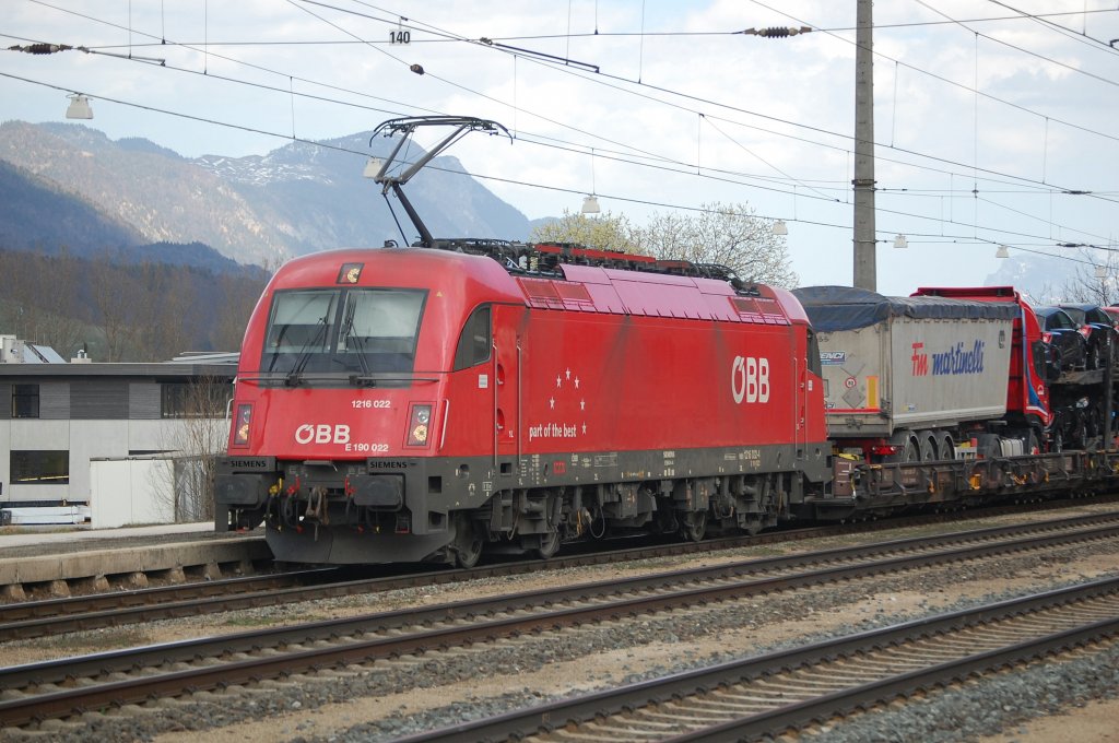 Lokportrait der 1216 022 (E 190 022) mit einer ROLA am 26.03.2010 in Brixlegg