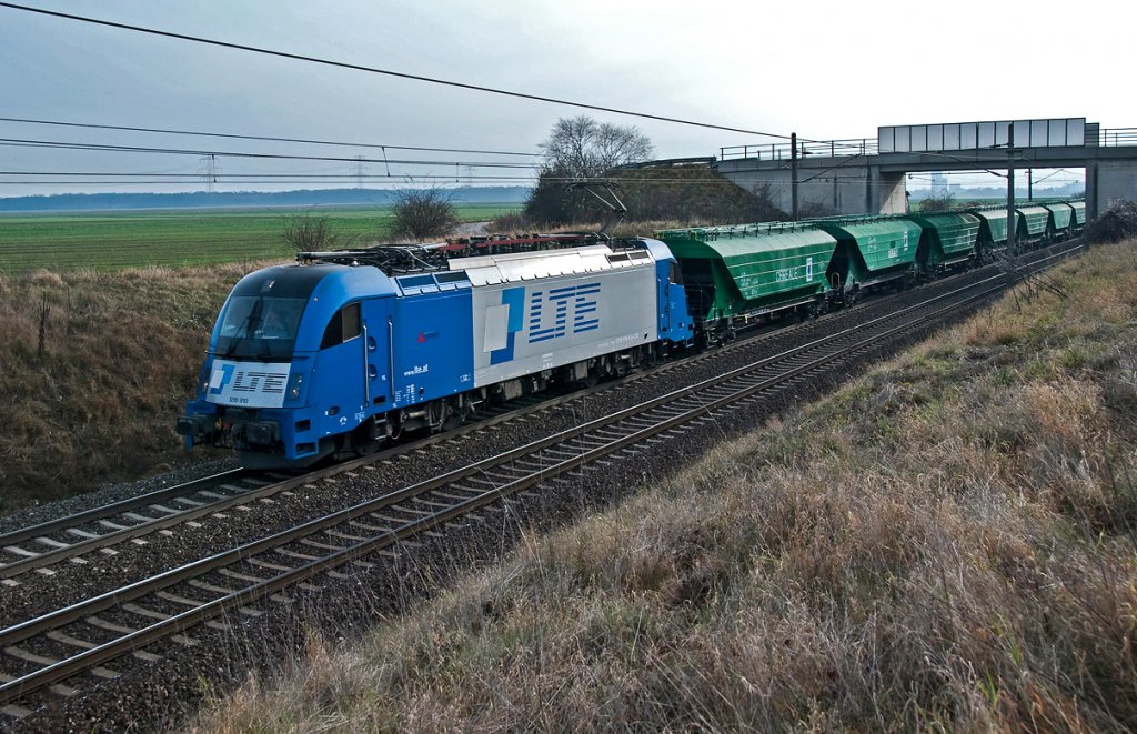 LTE 1216 910 ist mit einem Getreidezug zwischen Gramatneusiedl und Himberg unterwegs. Die Aufnahme entstand am 26.11.2010.