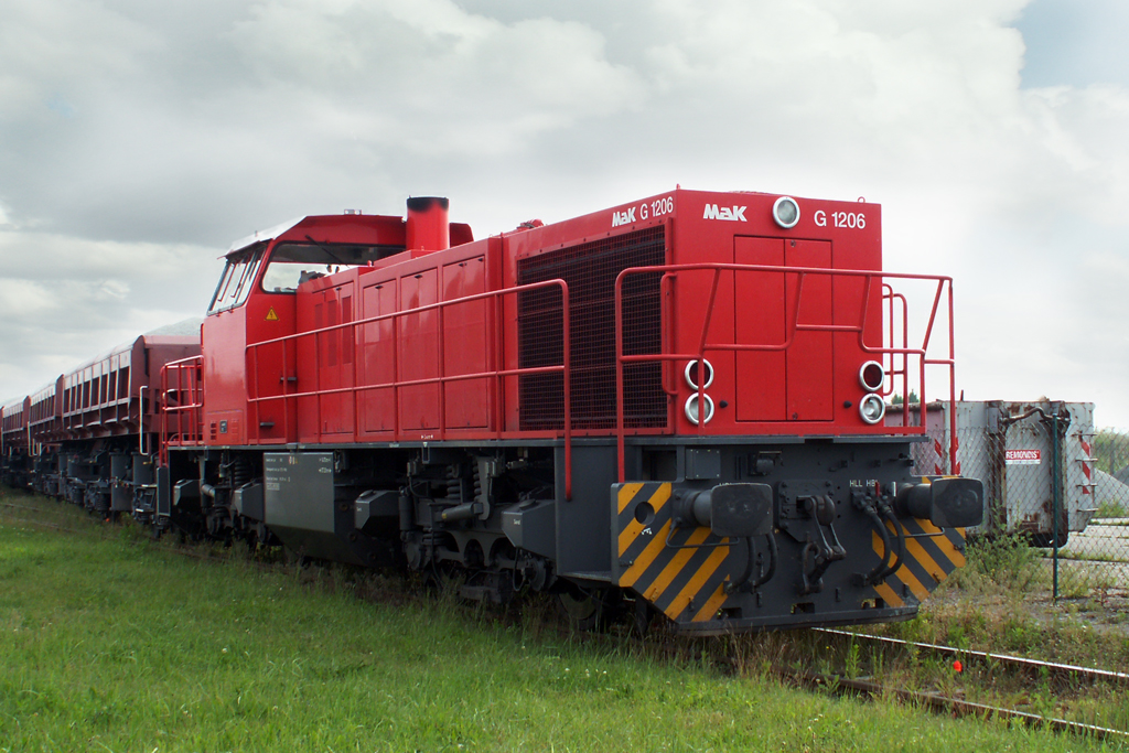 Mak G 1206 mit Split zur Entladung im Anschluss des Bahnhofs Pasewalk-Ost, hier am Morgen des 09.06.2006.
