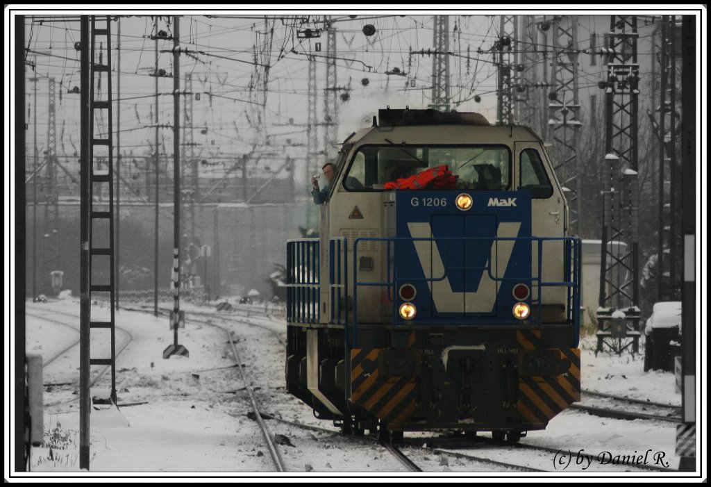 MAK G 1206  Ronja  hat gerade einen Leeren Autozug nach Regensburg Ost gebracht und fhrt nun LZ wieder zurck. (05.12,10 Regensburg Hbf) 
In diesem Sinne, Gru an den TF!