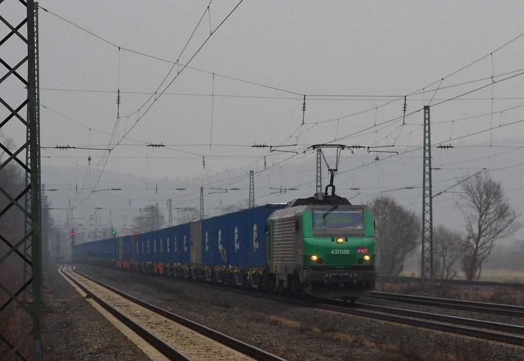 Mal wieder die  blaue Wand . Am 19.02.2011 gezogen von FRET 437 026 in sdliche Richtung. Aufgenommenen in Mecklar.