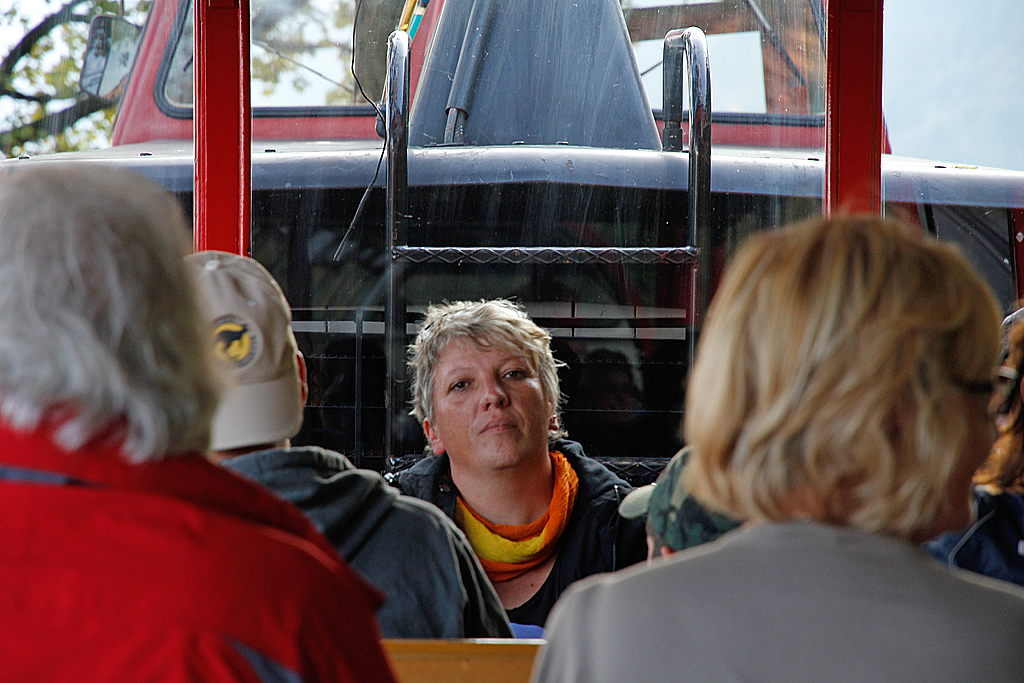 Margaretha ist wohl geschafft vom vielen lachen... Auf Talfahrt nach Brienz. Dahinter (oder besser: vorne) bremst uns die Hm 2/2 Diesellok, 01. Okt. 2011, 18:26