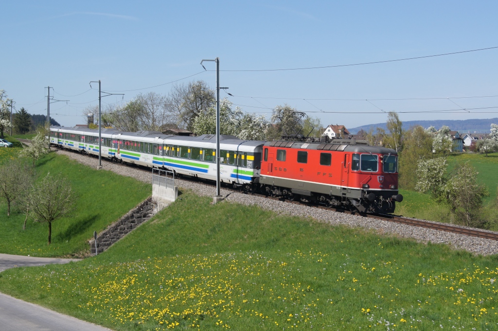 Mein letztes Bild vom 9.4.11 zeigt die Re 4/4 II 11135 mit dem Voralpen-Express unterhalb von Samstagern.