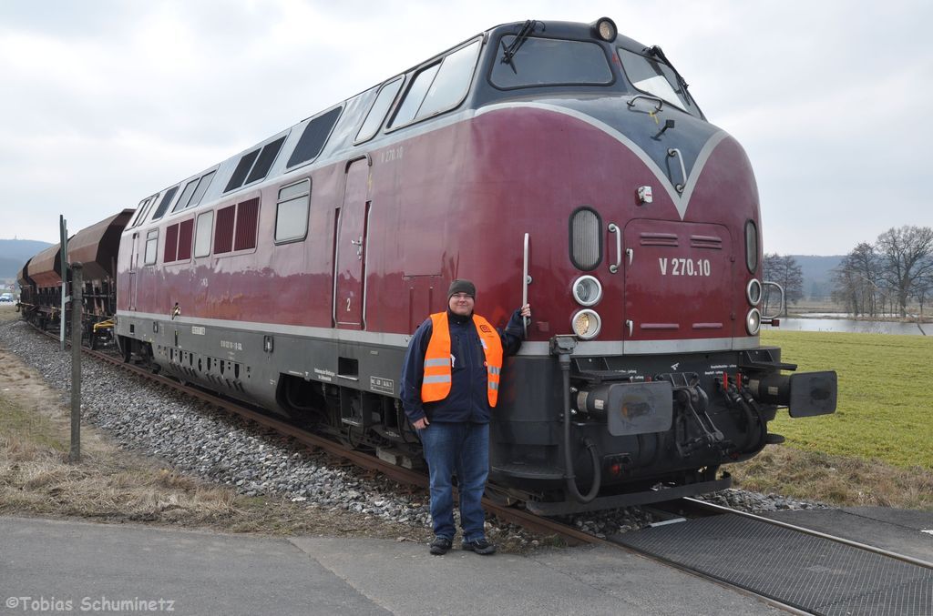 Meiner Einer neben der V270.10 (92 80 1221 124-1 D-SGL) mit Schotterzug 92186 am 23.03.2013 bei Schweighof (Strecke Amberg - Schnaittenbach). Das Bild entstand an einem lngeren Halt vor einem Bahnbergang und war mit dem Lokfhrer abgesprochen.