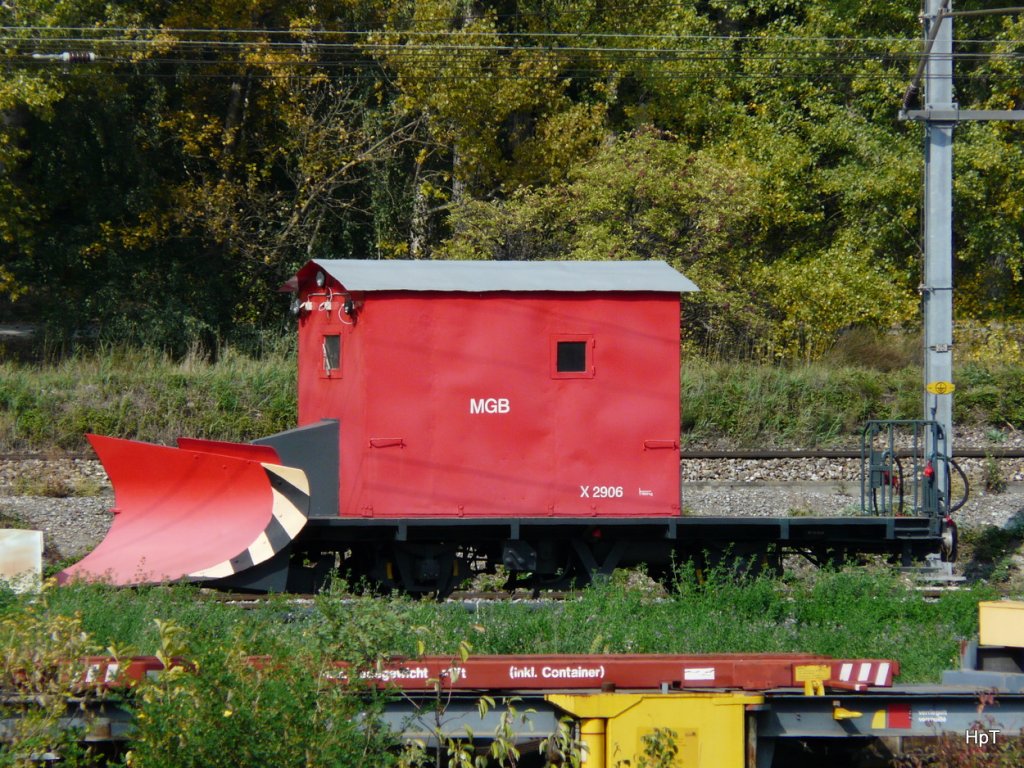 MGB - Mit viel Tele der Schneepflug X 2906 im Werksttteareal von Brig. Die Bilder vom Depot-Werkstttenareal wuren alle von Auserhalb des Gelnd gemacht Durch einen Zaun von einer ffentlicher Strasse die zum MGB Areal fhrt am 25.09.2009