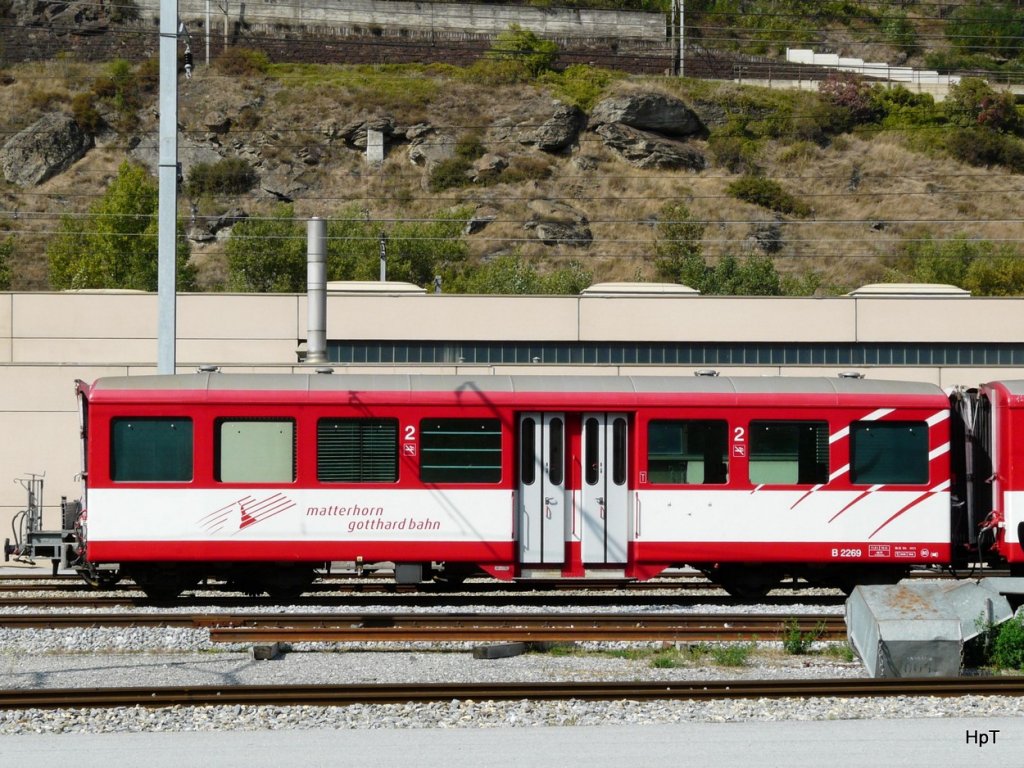 MGB - Personenwagen B 2269 im Depot und Werksttteareal von Brig.
Die Bilder vom Depot-Werkstttenareal wuren alle von Auserhalb des Gelnde gemacht Durch einen Zaun von einer ffentlicher Strasse die zum MGB Areal fhrt am 25.09.2009