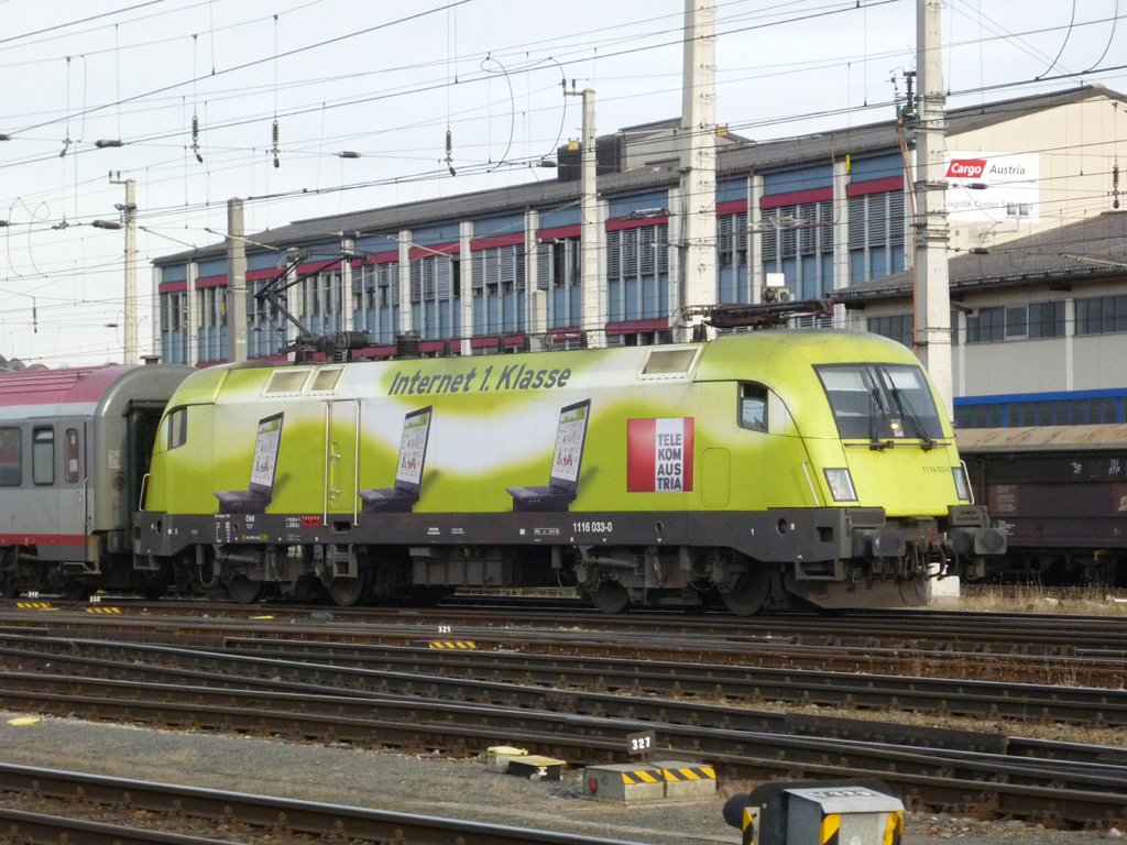 Mit dem EC 112 aus Klagenfurt kommend ist die 1116 033-0 Telekom Austria bei der Einfahrt in den Salzburger HBF zu sehen. Fotografiert am 27.12.2009 