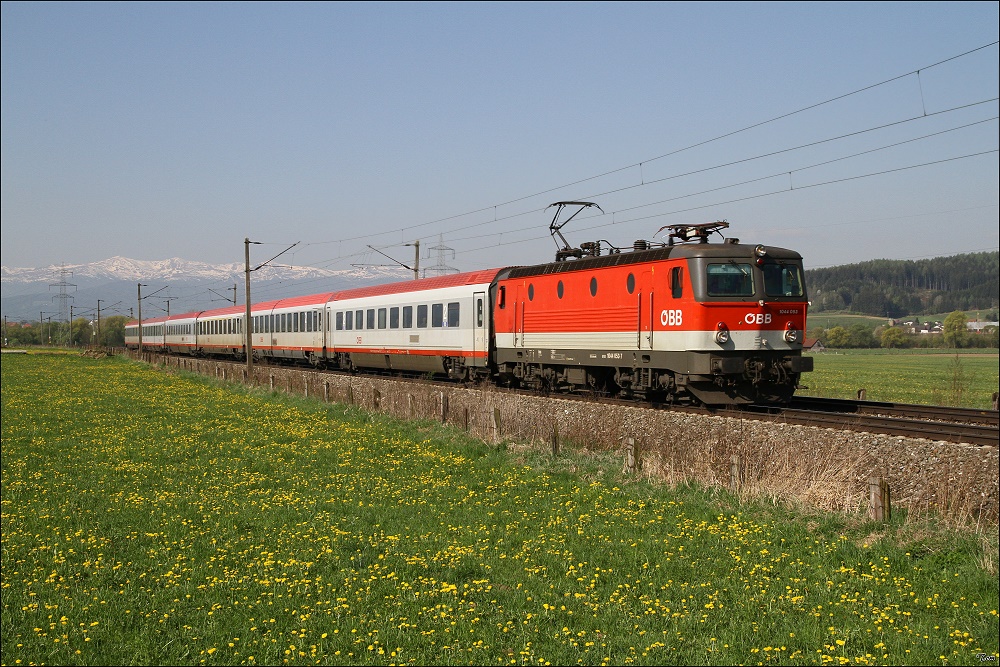 Mit dem IC 534  sterreichischer Stdtebund  von Lienz nach Wien Meidling, war am 30.04.2010 die 1044 053 unterwegs.