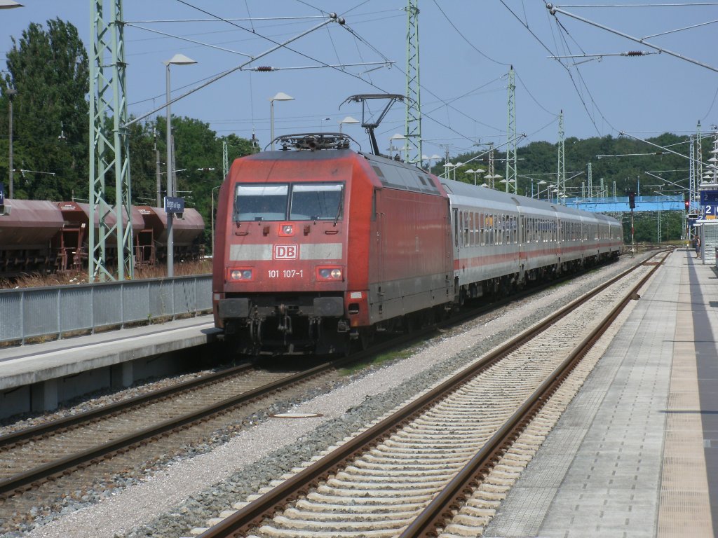 Mit dem Lr 78563 Binz-Stralsund(und 110 469 am Schlu)fuhr 101 107,am 27.Juli 2013,ohne Halt durch Bergen/Rgen.101 107 kam Stunden spter mit dem EC 378 Bratislava-Binz noch einmal,am 27.Juli 2013 nach Rgen.  