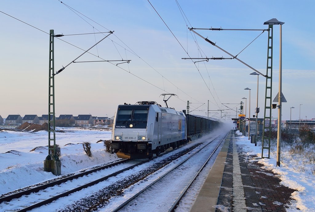 Mit dem Nievenheimer am Hacken kommt die 185 696-2 am Samstag den 8.12.2012 durch Allerheiligen gefahren.....