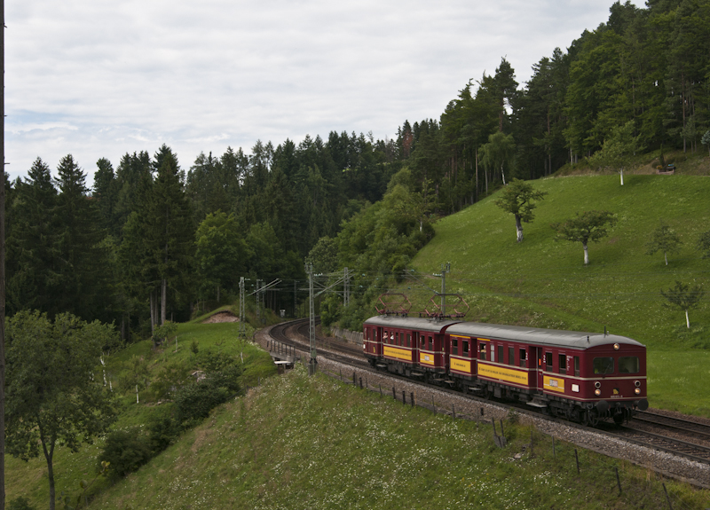 Mit dem  Roten Heuler  im Schwarzwald unterwegs - 465 005 der SVG am 1. August 2010 beim Hohnen.
