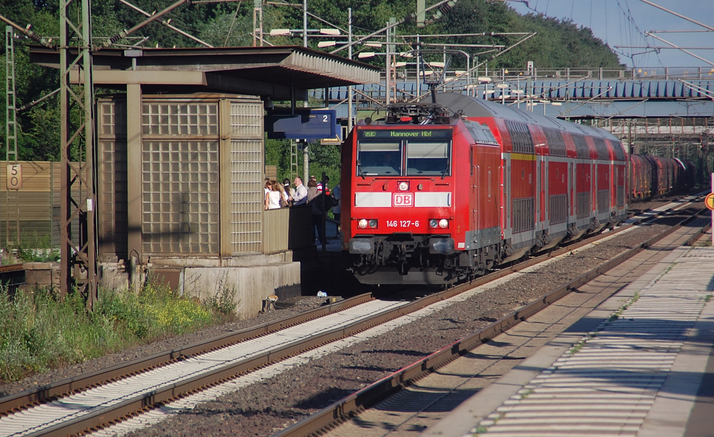 Mit einer Dostockfuhre kommt die  146 127-6 durch Dedensen-Gmmer gefahren in Richtung Hannover Hbf am 23.6.2011