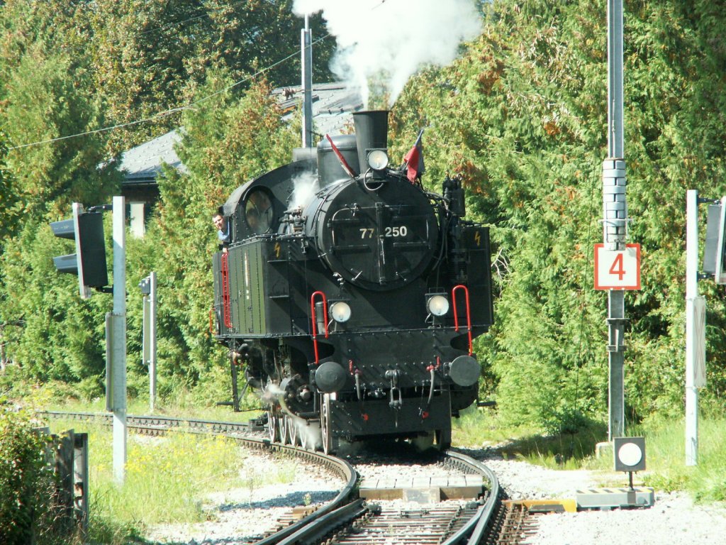 Mit der ehem. Schaaner Denkmalslok  der BB,77.250(1927)ex.BB 629.65
und 2 Zweiachsern auf einer Extrafahrt nach Schruns/Montafon.Hier beim umsetzen in Schruns.19.09.10