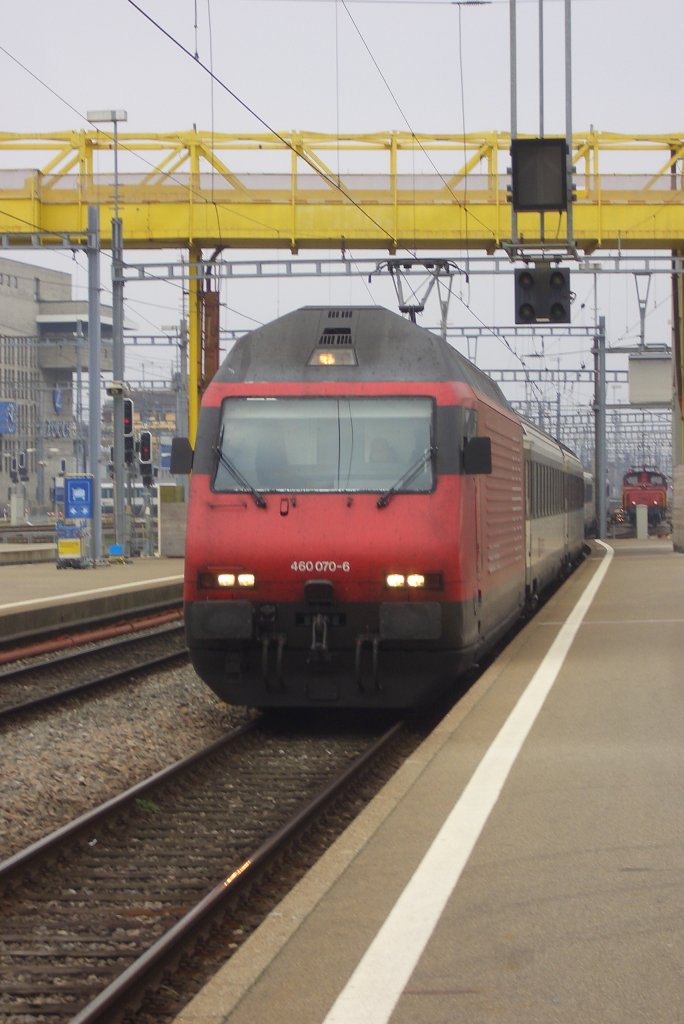 Mit einem IR ankommend: Re 460 070-6 (ohne Taufname).
Zrich, 30.10.09.