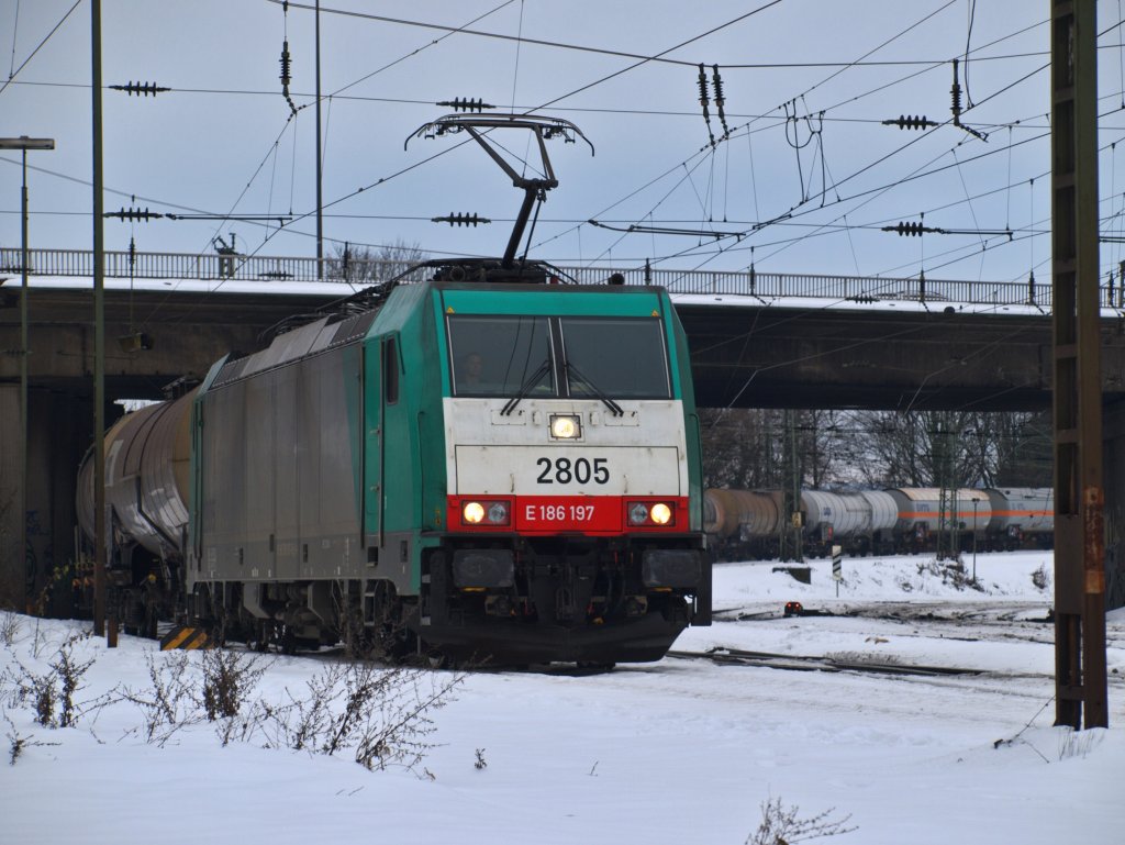 Mit einem Kesselzug ber die Montzenroute von Antwerpen kommend fhrt Cobra 186 197 (2805) am 29.12.2010 in Aachen West ein.