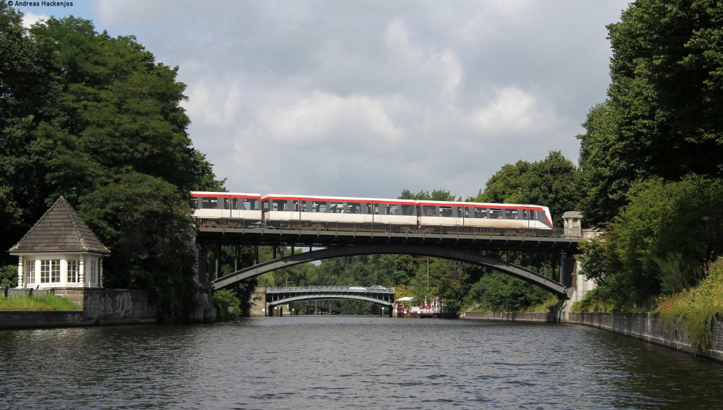 Mit einem recht ungewhnlichen Fuzzymobil (Tretboot) entstand dieses Bild auf einem der Alsterkanle von einem unbekannten DT 4 8.8.12