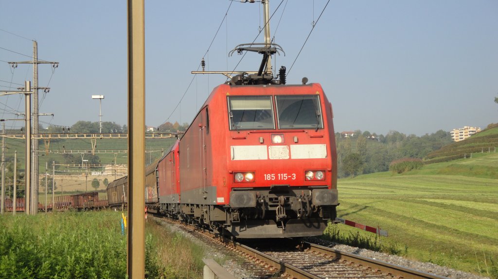 Mit einem typischen XRail Gterzug, der aus gemischten Gterwagen besteht, zweigen am 14.10.10 die E 185 115-3 + 098-1 bei Balerna in Richtung Gterbahnhof Chiasso ab.