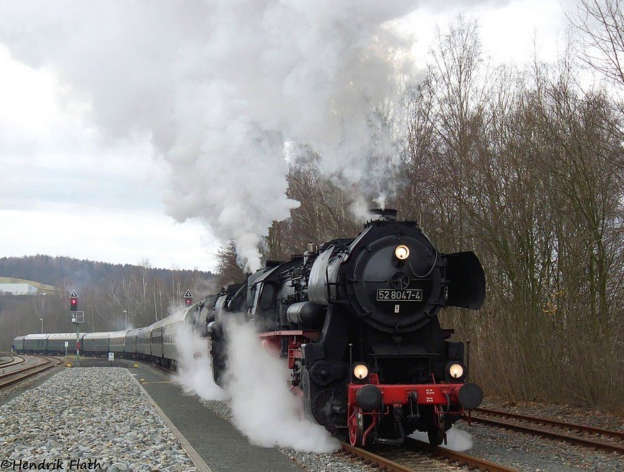 Mit herrlichen Klngen  ballerten  die beiden Reko-52 bei der Scheinanfahrt durch den Bahnhof Schwarzenberg. Aufgenommen am 06.12.2009