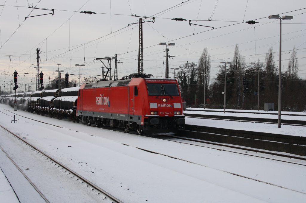 Mit ihrem GZ kam am 21.12.09 die 185 224-3 durch Oberhausen Hbf durch.