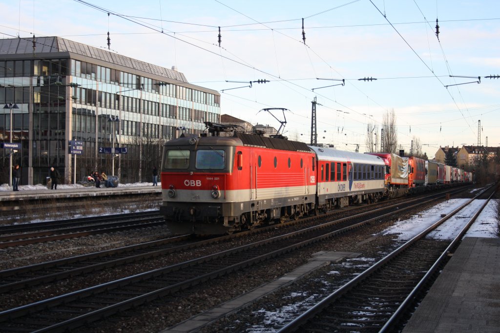 Mit ihrer RoLa kam mir die 1144 221 vor die Linse. Mnchen - Heimeranplatz am 07.12.10