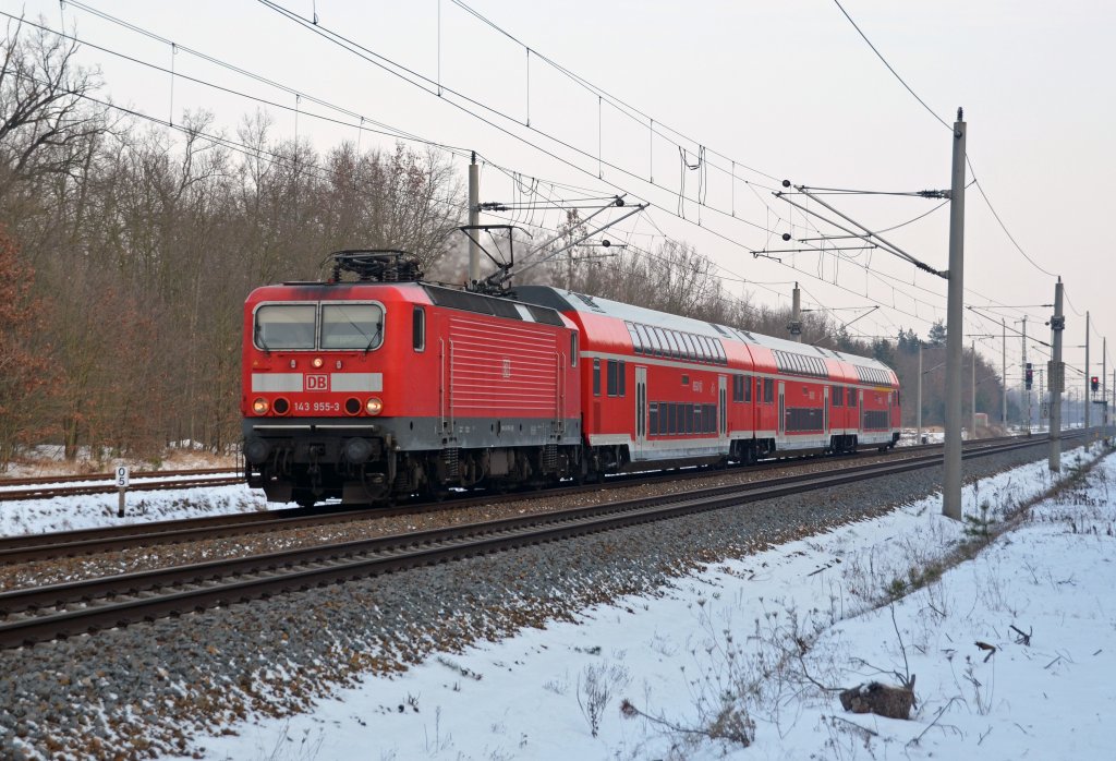 Mit einer neuen Dosto-Garnitur war am 08.02.12 143 955 unterwegs. Nach einem Halt in Burgkemnitz ging die Fahrt weiter nach Halle(S).