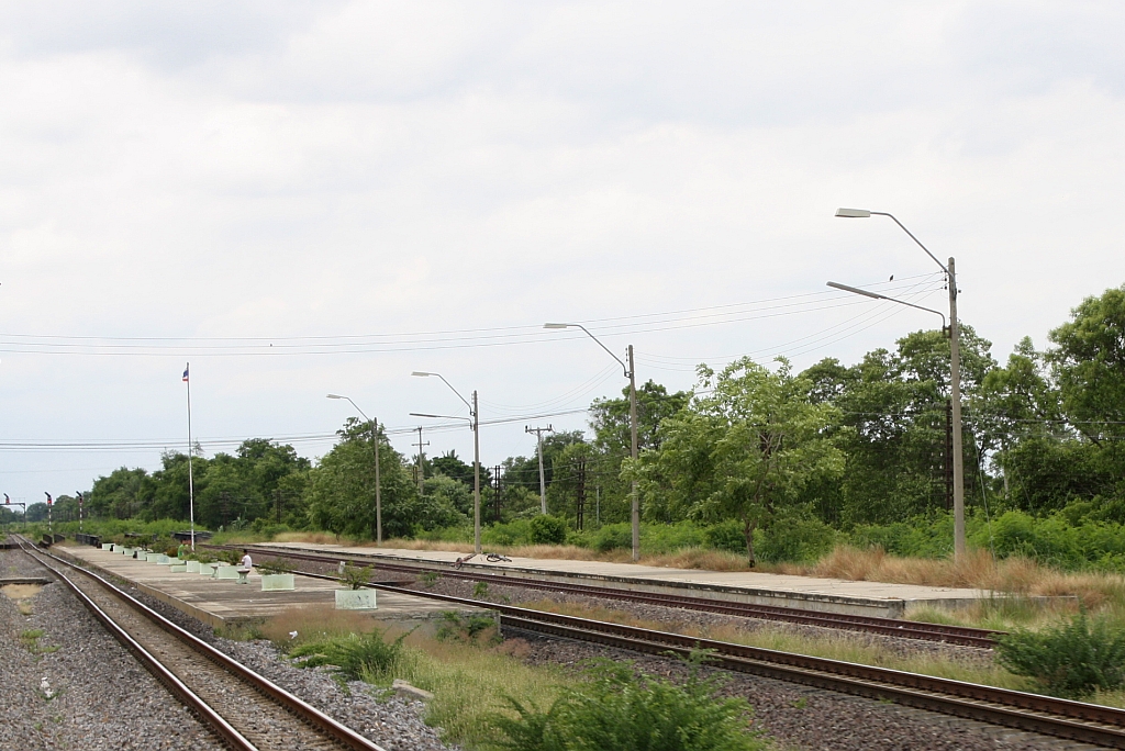 Mittelbahnsteig des Bf. Map Phra Chan, Blickrichtung Ban Phachi, am 11.Juni 2011.