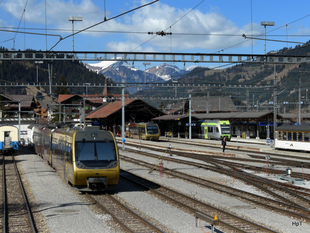 MOB - Bilck auf den Bahnhof von Zweisimmen mit 2 MOB Triebzgen sowie einem BLS Ltschberger am 30.03.2012