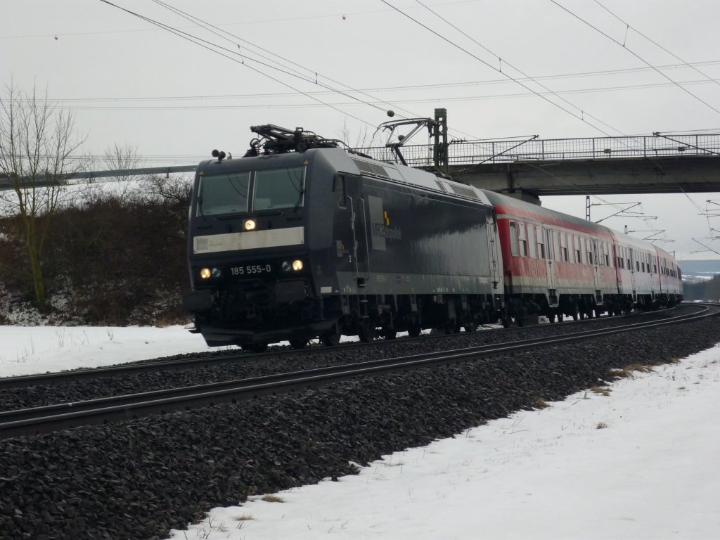 MRCE 185 555-0 mit RE, zwischen Gemnden (Main) und Karlstadt (Main), am 03.02.2010

	